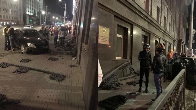 🚘 Иномарка протаранила забор и вылетела на тротуар.