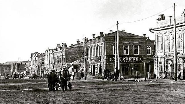 Нынешняя Кировка. Магазин Ахунова - это художественный салон на перекрестке Кирова и Карла Маркса. 