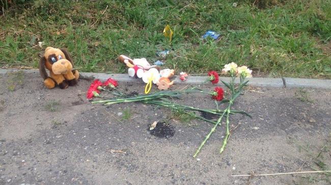 На место гибели матери с грудным ребенком южноуральцы несут цветы и игрушки
