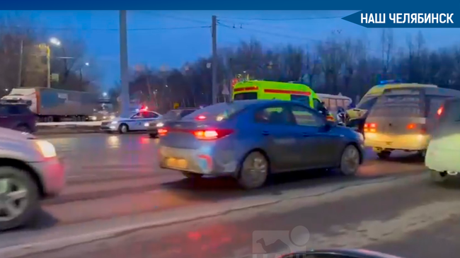 ⚠ В Челябинске "скорая" попала в тройное ДТП. Авария произошла на перекрёстке улицы Куйбышева и Свердловского проспекта. 