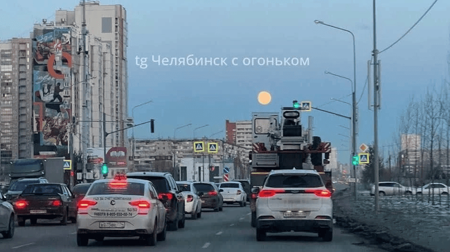 🌒 Огромная Луна появилась над Челябинском