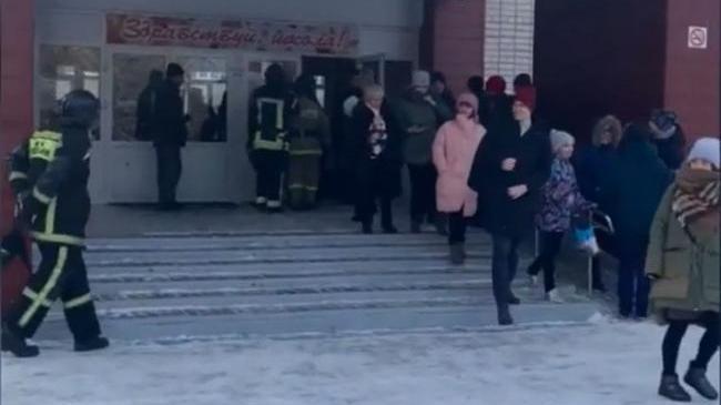 Из челябинской школы эвакуировали 700 человек