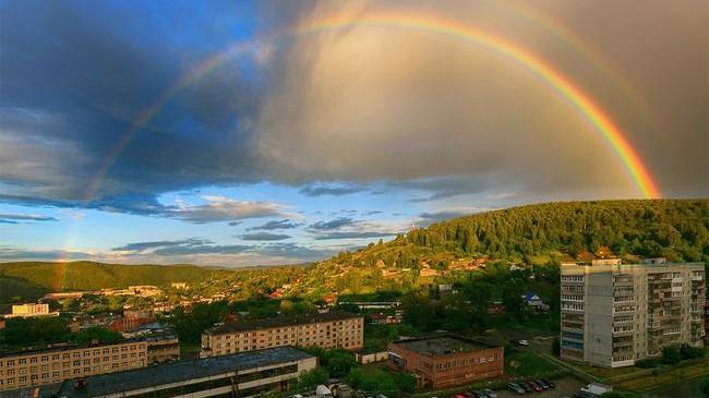 Радуга на Златоустом 🌈 Расскажите, а какая вам больше нравится погода - когда жарко, дождливо или холодно?