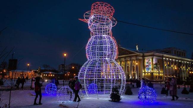 Второй год Снеговик радует нас своим присутствием на Кировке ⛄ А вы уже успели сделать с ним фото?