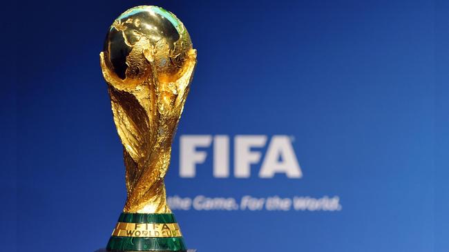В Челябинск приехал легендарный кубок FIFA