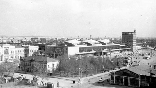 Два вокзала рядом. Но интересны не столько вокзалы, сколько строения, которых сейчас вокруг вокзала уже нет. Кто знает, что за строения?