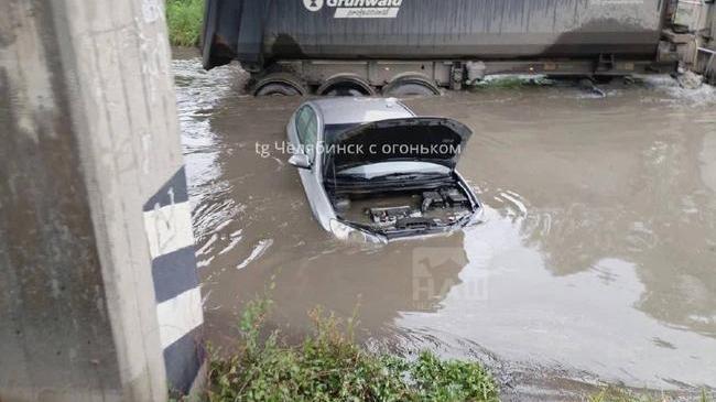 🚗 Автомобиль ушёл под воду на улице Валдайской