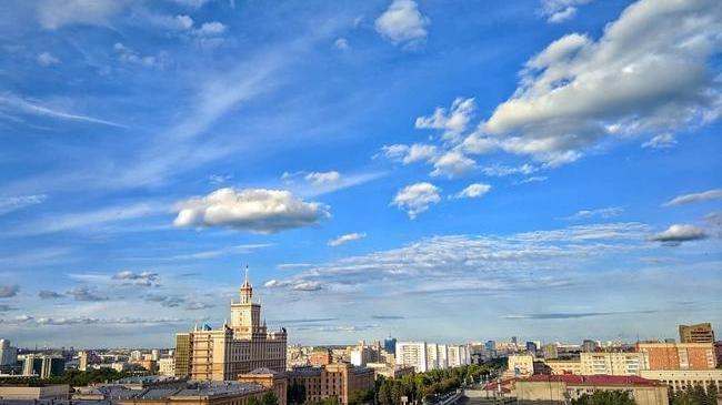 ⛅ Челябинск под облаками. Всем отличной пятницы! 😎 Как вам такая погодка за окном? ...многие считают ее идеальной для лета! ☺