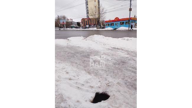 ❗В Челябинске решают проблему с опасным люком в центре города 