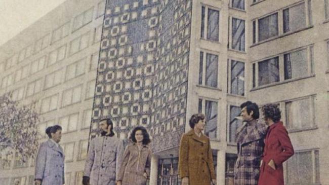 Модное челябинское фото из 70х. Модели на фоне института легкой промышленности.