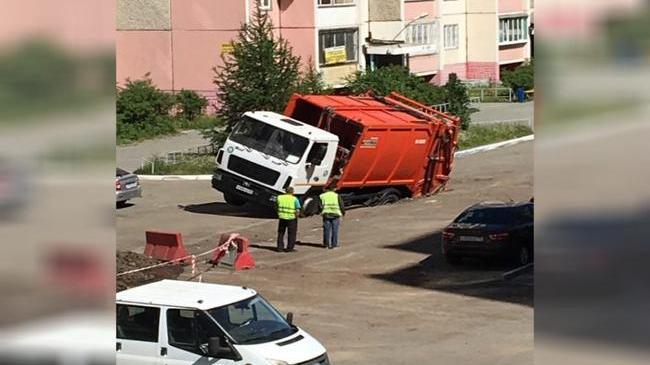 В Челябинске во дворе многоэтажки вновь провалился мусоровоз