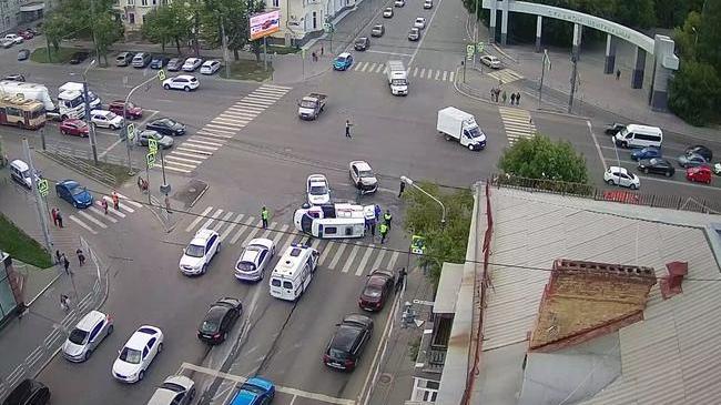 ⚡🚑 В центре Челябинска перевернулся автомобиль скорой помощи 