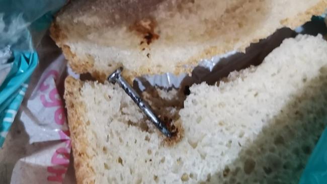 С железом. Южноуральцам продали начиненный гвоздями хлеб