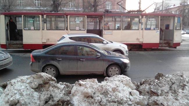 Подрядчиков заставят убрать кучи снега вдоль челябинских дорог