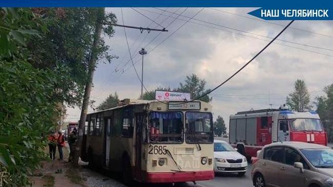 ⚡⚠ В Челябинске троллейбус с людьми въехал в столб. 