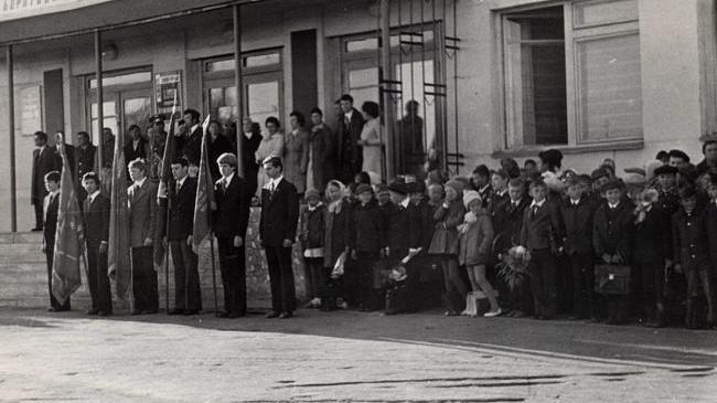 🏫 А вот так школьники отмечали День знаний в 1975 году у школы №89 по улице Куйбышева