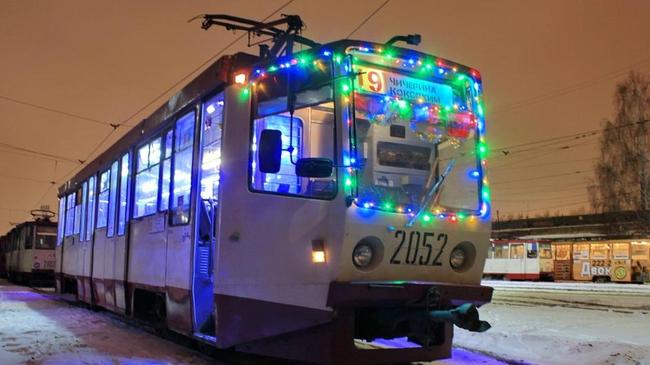 Трамвай с Дедом Морозом в кабине вышел на улицы Челябинска‍