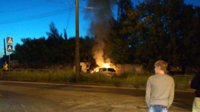 В Челябинске загорелась иномарка, на которой лихач влетел в забор