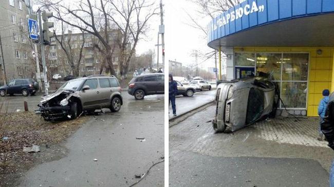 Иномарка в Ленинском районе снесла светофор и влетела в остановку 