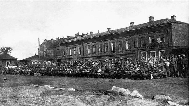 Дом Толстых-Рыцк (ул. Красноармейская, 57) - от казармы до церкви