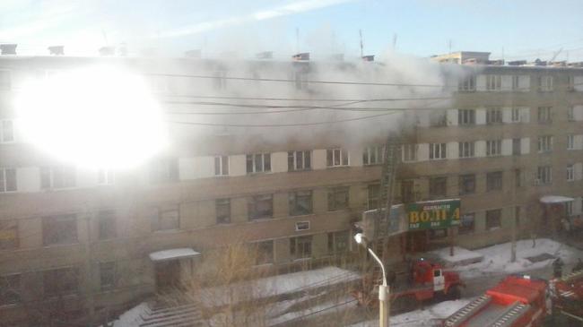 Пьяный жилец устроил пожар в общежитии в Челябинске, эвакуировано 23 человека
