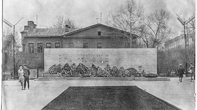 🌟 Сквер у памятника танкистам-добровольцам, 1972 год 