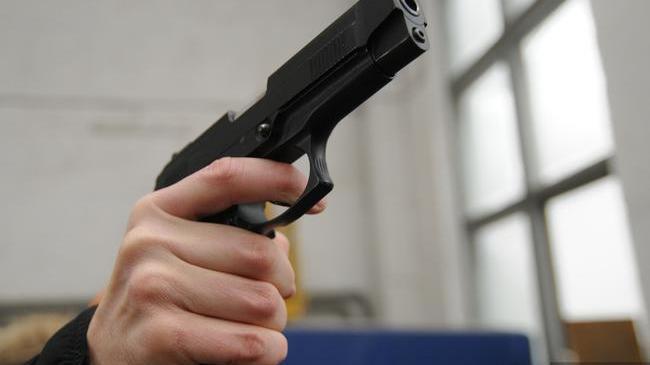 В Челябинске родитель пришел в детский сад с пистолетом, чтобы разобраться с охранником