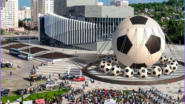 В Челябинске сшили футбольный мяч высотой с семиэтажку