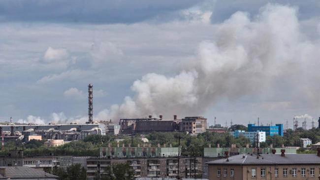 В Челябинске более 10 часов не могут потушить городскую свалку
