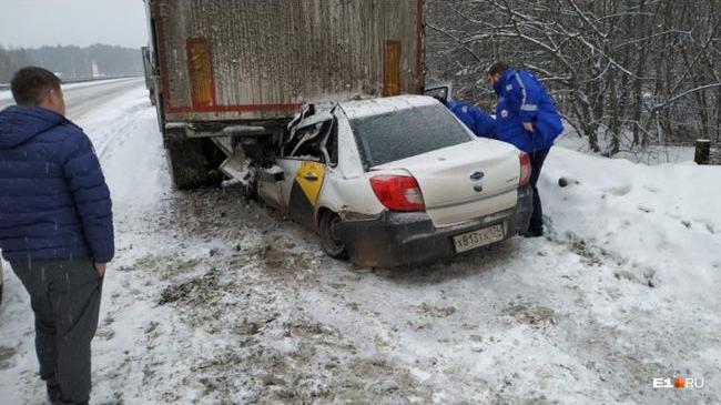 ДТП на трассе. Такси из Челябинска врезалось в фуру