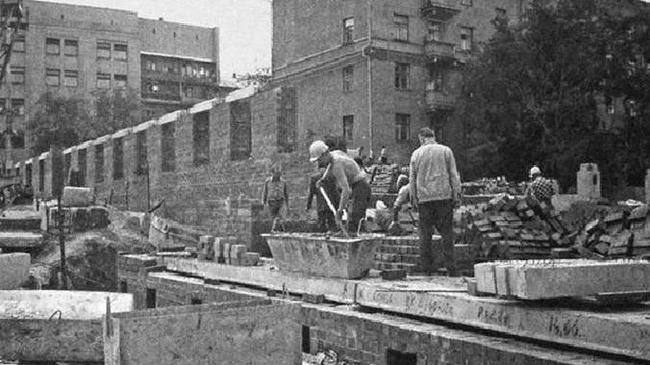 Строительство здания Челябинвестбанка на площади Революции, рядом с городской администрацией. Угадайте, какой год?!