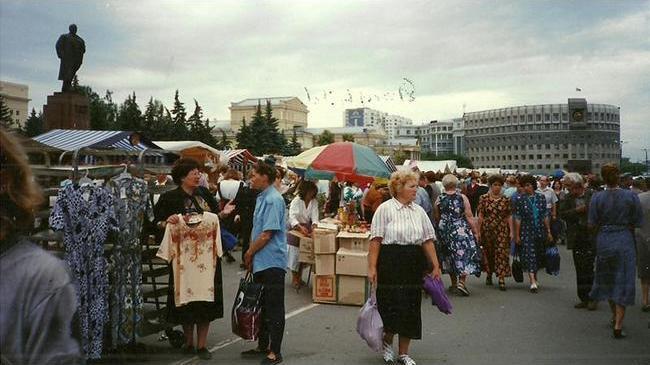 👜 Рынок на площади Революции, 90-ые гг. 