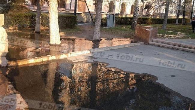 Вода поющего фонтана затопила площадь Революции в Челябинске 