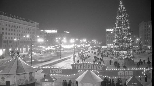 ❄Вечерний ледовый городок на площади Революции. Декабрь 1985 года. Фото М. Петрова
