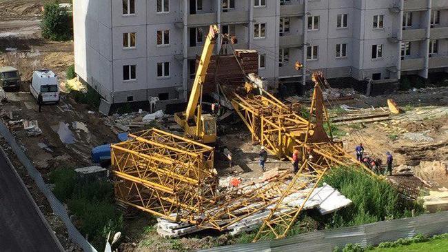 На стройплощадке жилого комплекса в Челябинске рухнул башенный кран