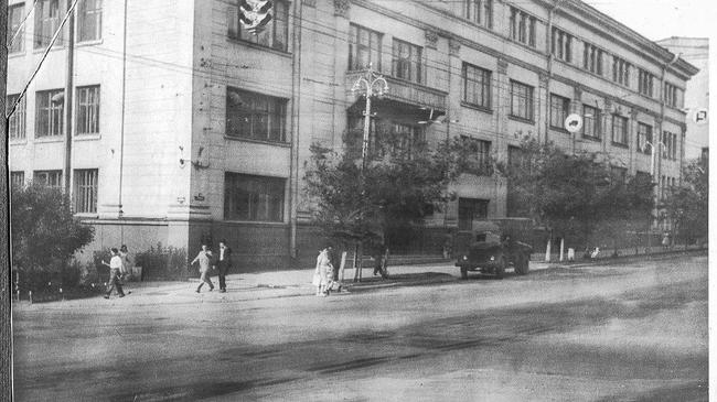 Государственный банк. Угол проспекта и улицы, которая носит имя славного революционера Елькина. Как думаете, какой это год?