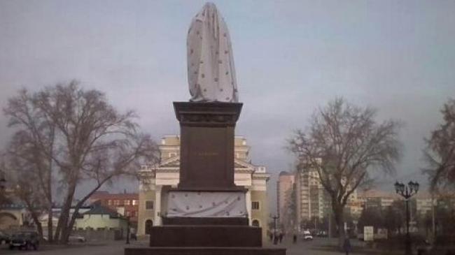 Памятник Петру Столыпину, накрытый тканью, удивил челябинцев
