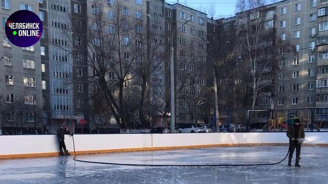 🏒 В челябинских дворах открыли хоккейные коробки.