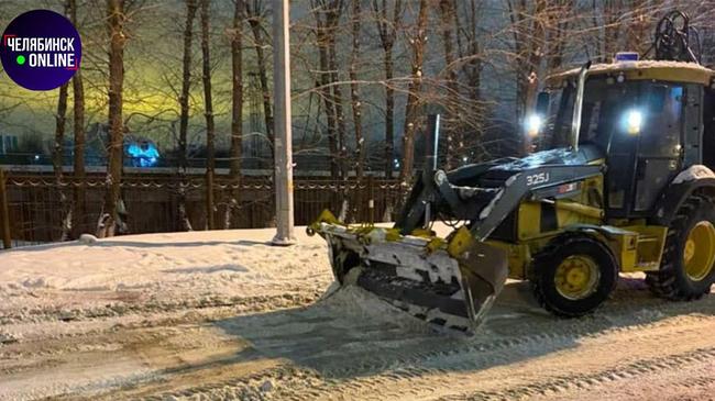 ❄ Челябинские дорожники отчитались об уборке 10 тысяч тонн снега за выходные.