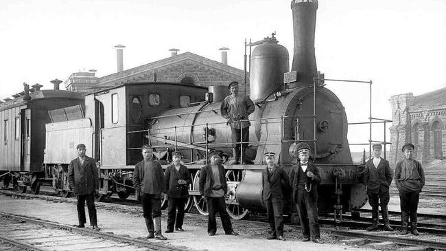 Паровоз Рв-410 в депо станции Челябинск. Как думаете, какой это год?