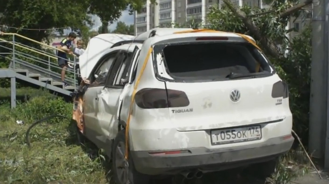 В Челябинске Volkswagen Tiguan на большой скорости врезался в дом.