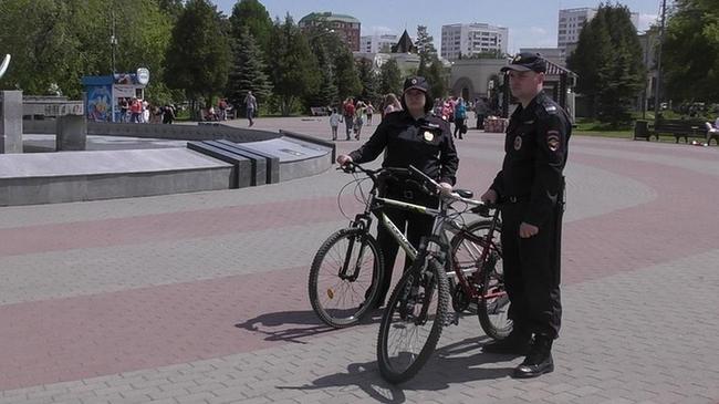 Челябинские полицейские начали патрулировать город на велосипедах‍