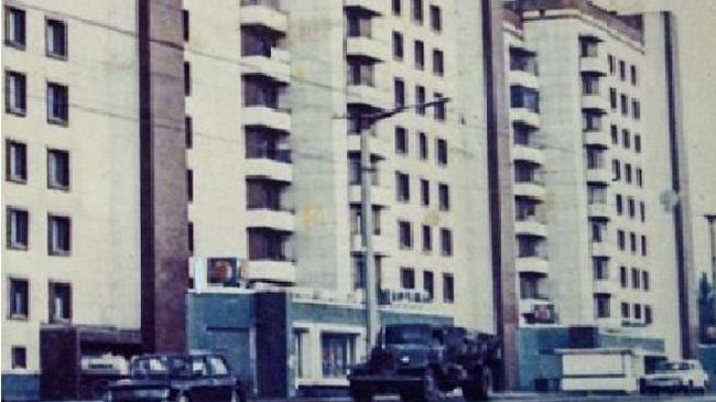 Дом Курчатова 19а, перекресток Блюхера и Курчатова. А кто помнит, какое прозвище было у магазинов на первом этаже?