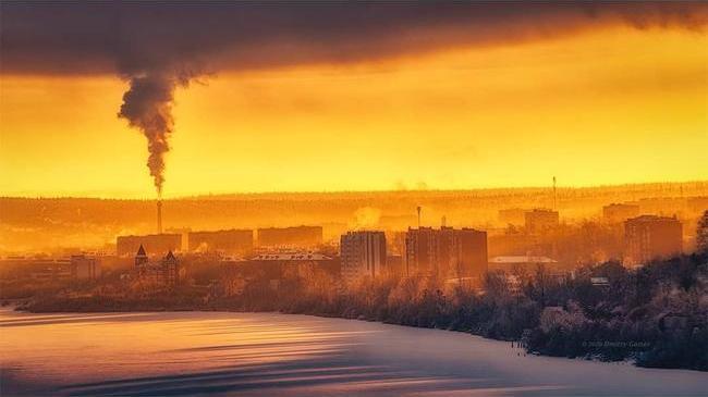 📸🌇 Закат оранжевым туманом накрыл холодные дома...