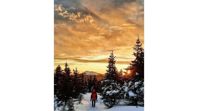 📸🎿🌄 Этот закат стоил пройденных 67 км на лыжах и с лыжами в руках, - пишет автор снимка 