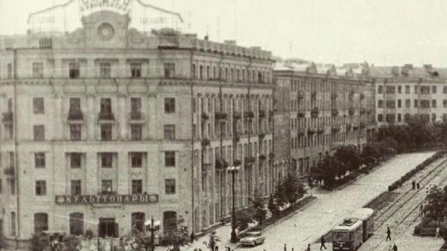 Магазин всем известный как Ритм назывался Культтовары. Светофор висит над перекрестком как в старых фильмах о Москве. 🏢  