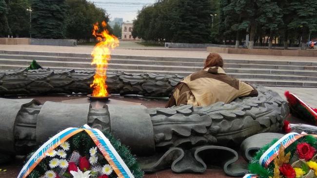 В Челябинске мужчина на Вечном огне разогревал тушенку‍