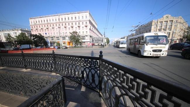 В Челябинске завершили монтаж чугунного забора на площади Революции‍