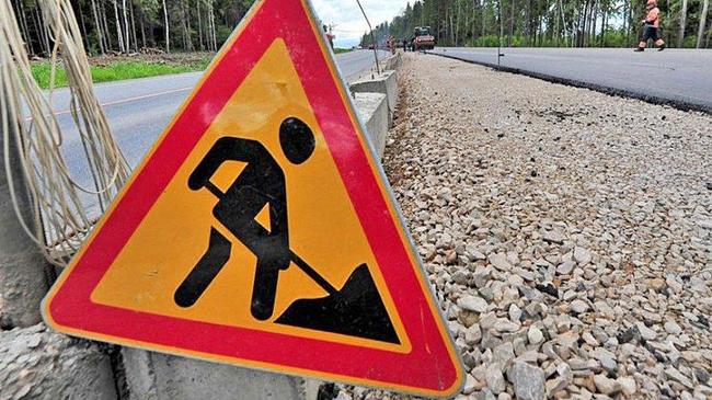 Автомобили и троллейбусы остановили ради ремонта дороги на ЧМЗ 