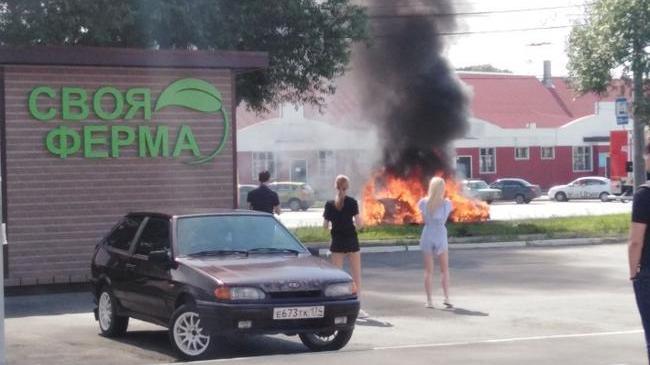 Автомобиль сгорел на улице Труда в Челябинске